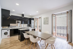 Réfrigérateur, micro-ondes, four, plaque de cuisson