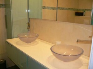 Badewanne, Haartrockner, HandtĂŒcher