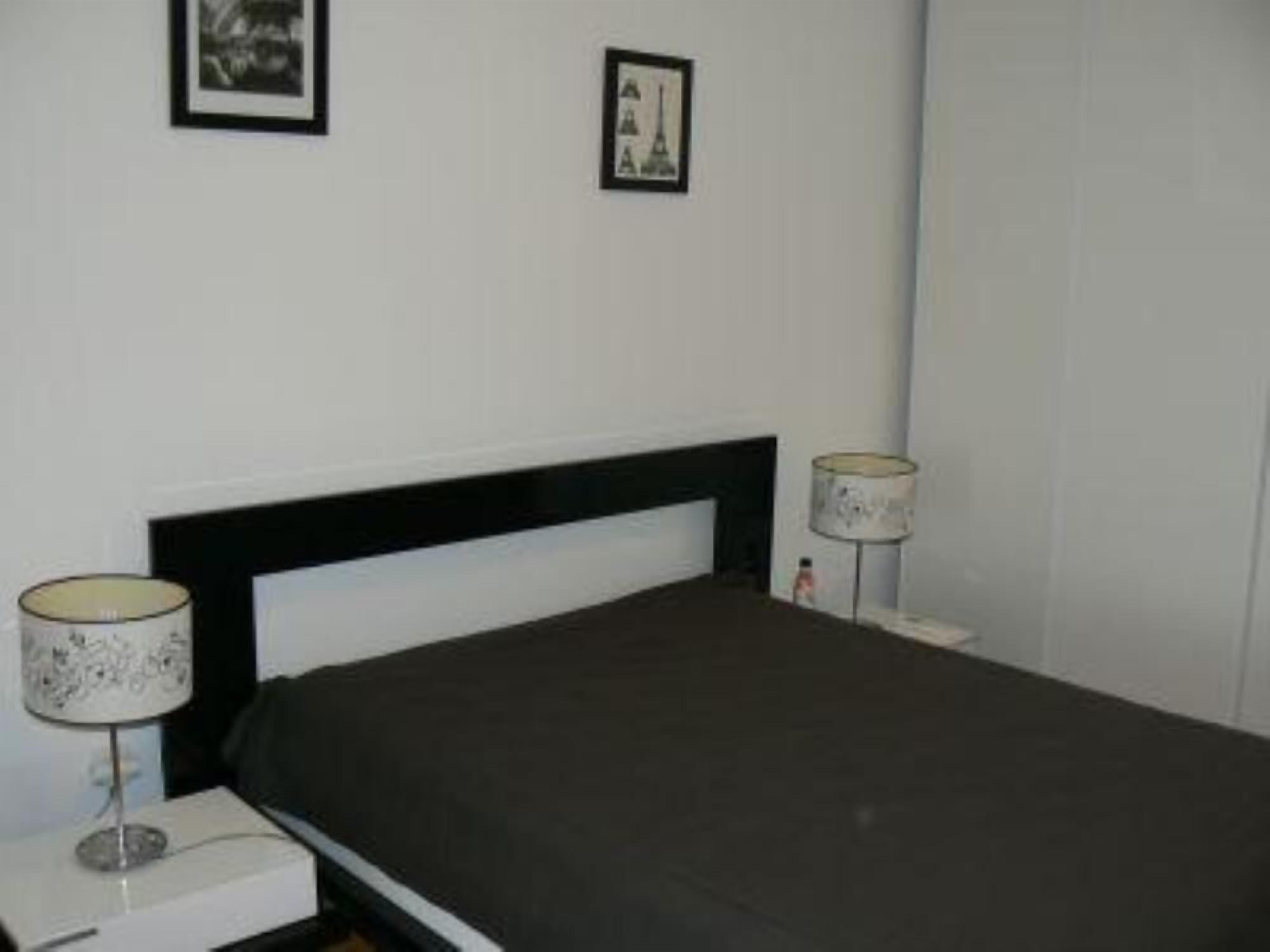 7 habitaciones, tabla de planchar con plancha, wifi y ropa de cama 