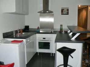 KĂŒhlschrank, Mikrowelle, Ofen, Herdplatte