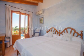 5 bedrooms, desk, iron/ironing board, travel crib