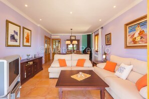 Smart TV, fireplace, DVD player, table tennis