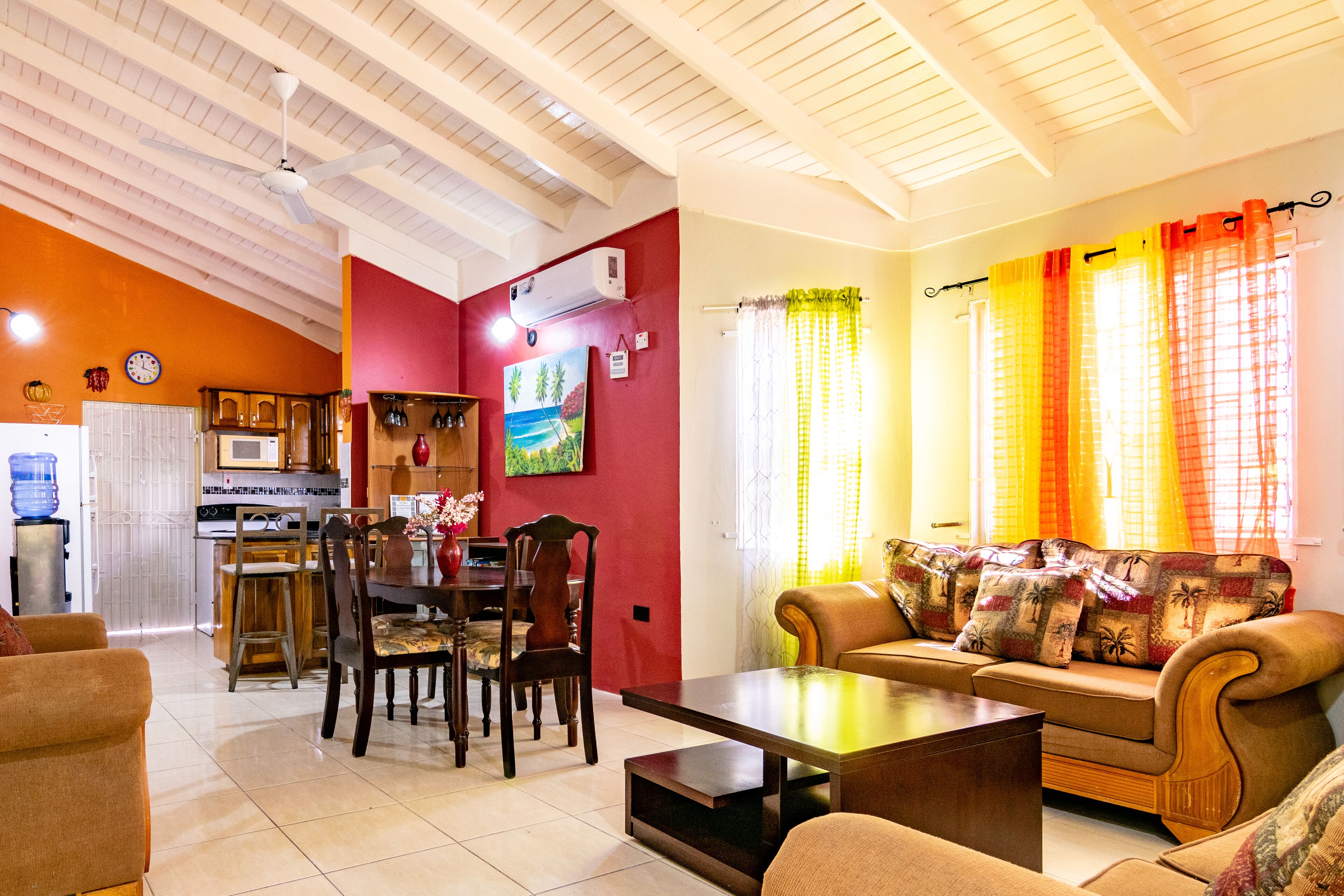 Televisión, reproductor de DVD, tenis de mesa y libros 