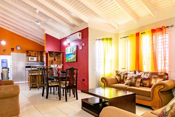 Televisión, reproductor de DVD, tenis de mesa y libros 