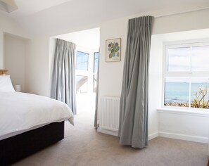 4 bedrooms, desk, iron/ironing board, free WiFi