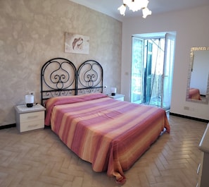 2 bedrooms, iron/ironing board, travel cot, free WiFi