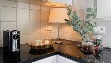 Kylskåp, mikrovågsugn, ugn och spishäll