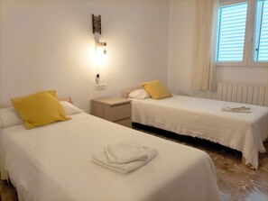 4 bedrooms, iron/ironing board, WiFi