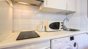 Fridge, microwave, oven, coffee/tea maker