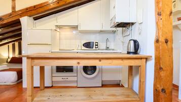 Fridge, microwave, oven, coffee/tea maker