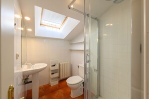 Ducha, secador de pelo, papel higiénico
