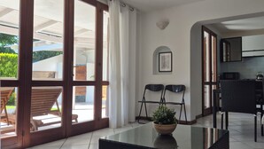 Una cocina moderna con armarios blancos, un microondas y un lavamanos.