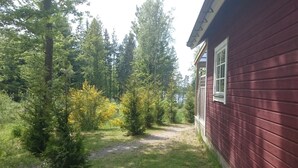 A red wooden building with a gravel path leading to a door. - Cozy cottage near the lake, including free Wi-Fi and own rowing boat (Hallaryd)