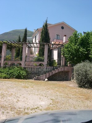 Property grounds -  HOUSE-VILLA WITH INDEPENDENT GARDEN AND PRIVATE POOL (SAN CIPRIANO PICENTINO)