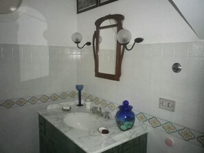 Een bad/douchecombinatie, een bubbelbad, een haardroger, een bidet