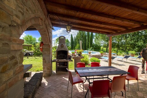 Ancient manor house perfect for large groups, located near the Etruscan town of Cortona with private