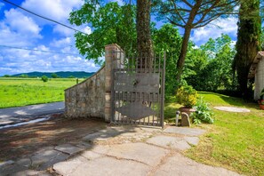 Property grounds - Ancient manor house perfect for large groups, located near the Etruscan town of Cortona with private (Cortona)