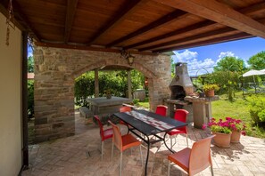 Outdoor dining - Ancient manor house perfect for large groups, located near the Etruscan town of Cortona with private (Cortona)