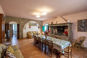 TV, fireplace - Ancient manor house perfect for large groups, located near the Etruscan town of Cortona with private (Cortona)