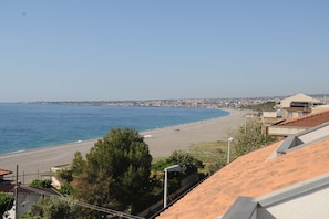 Una spiaggia nelle vicinanze