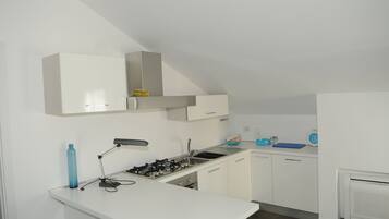 Réfrigérateur, four, plaque de cuisson, lave-vaisselle