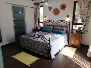 3 bedrooms, in-room safe, iron/ironing board, free WiFi - Idyllic Trullo with salt water pool, Nestled Amongst  Ancient Olive Groves. (San Vito Dei Normanni)