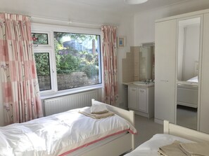 3 bedrooms, iron/ironing board, travel crib, WiFi - Stunning Sea Views, Large Gardens, New bathroom for 2020,Parking, WIFI (Beer)