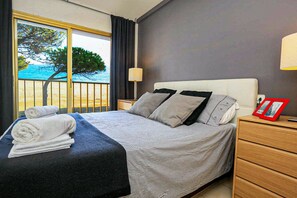2 bedrooms, bed sheets
