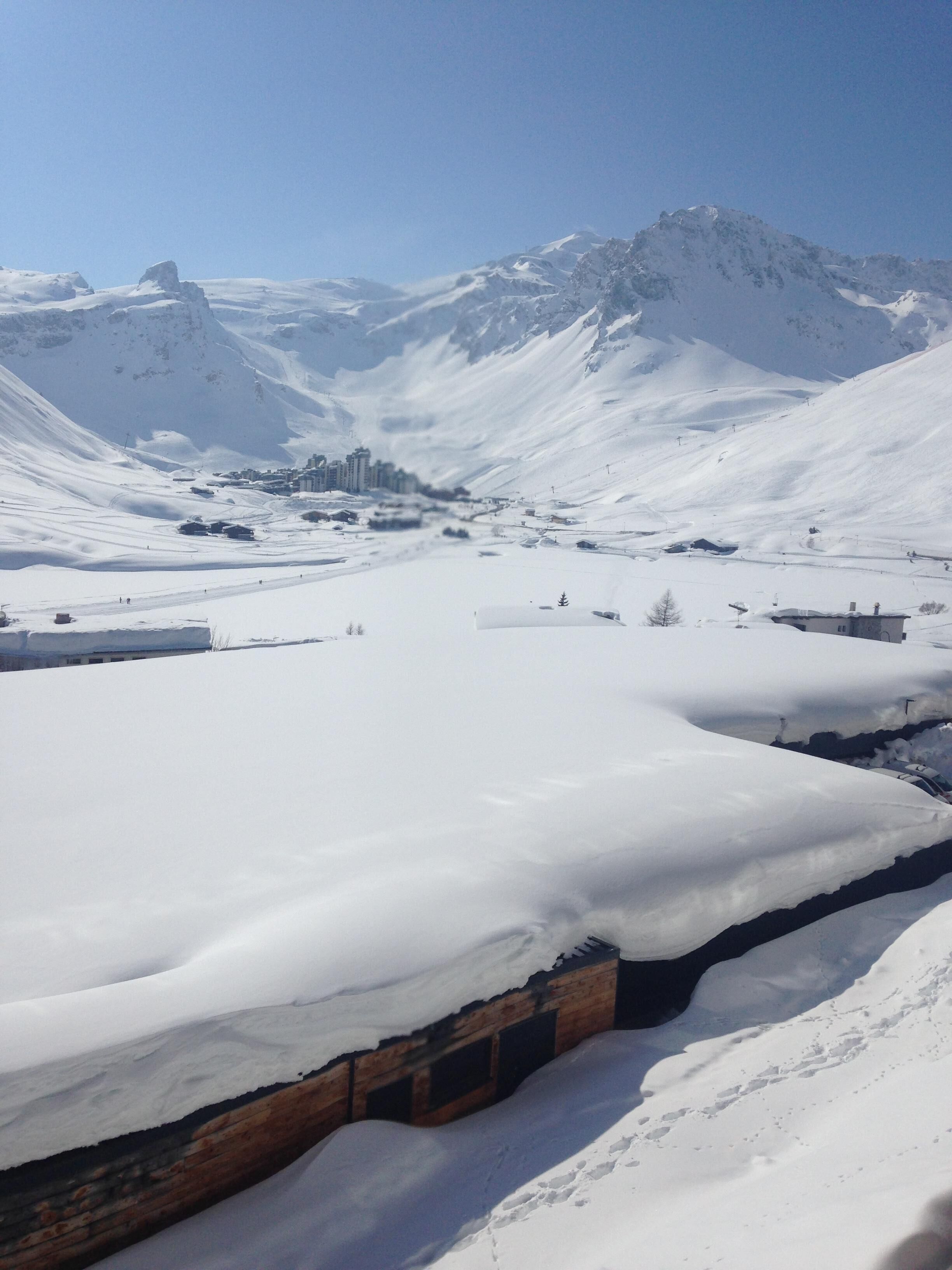 Paisatge de muntanya cobert de neu amb un cel serè.