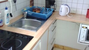 A compact kitchen with a microwave, sink, stove, and a coffee maker. - Apartment in residence at the foot of the slopes in Tignes Lac promotion 11/18:02 (Tignes)