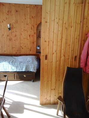 2 bedrooms, iron/ironing board, free WiFi