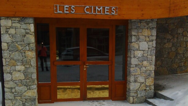 A building with a stone facade and a sign reading "LES CIMES". - Apartment in residence at the foot of the slopes in Tignes Lac promotion 11/18:02 (Tignes)