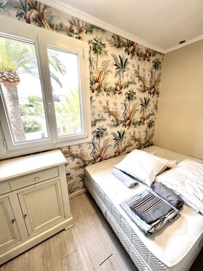 5 Schlafzimmer, Schreibtisch, Bügeleisen/Bügelbrett, Reisekinderbett