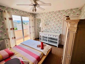 5 bedrooms, desk, iron/ironing board, travel cot -  Superb villa Antibes Juan les Pins heated pool (Antibes)