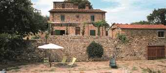 Country house with an original tower dating back to 1500. In a panoramic position, surrounded by vin