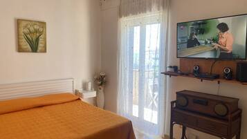 4 bedrooms, in-room safe, iron/ironing board, free WiFi