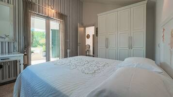 4 slaapkamers, een strijkplank/strijkijzer, gratis wifi, beddengoed