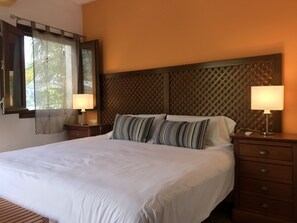 7 chambres, fer et planche à repasser, lit de bébé portatif