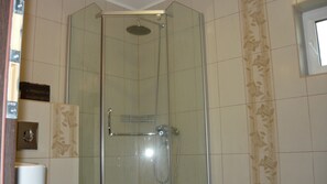 Chuveiro/banheira combinados, secador de cabelo, toalhas de banho 