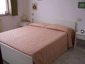 3 habitaciones, tabla de planchar con plancha y ropa de cama