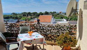 Outdoor dining - Empuriabrava: Beautiful and quiet apartment with a nice view, only 100m from the beach (Empuriabrava)