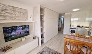 Dining - Empuriabrava: Beautiful and quiet apartment with a nice view, only 100m from the beach (Empuriabrava)