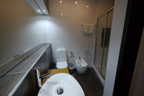 Combined shower/bathtub, hair dryer, bidet, towels - Villa with stunning lagoon views and pool (Foz do Arelho)