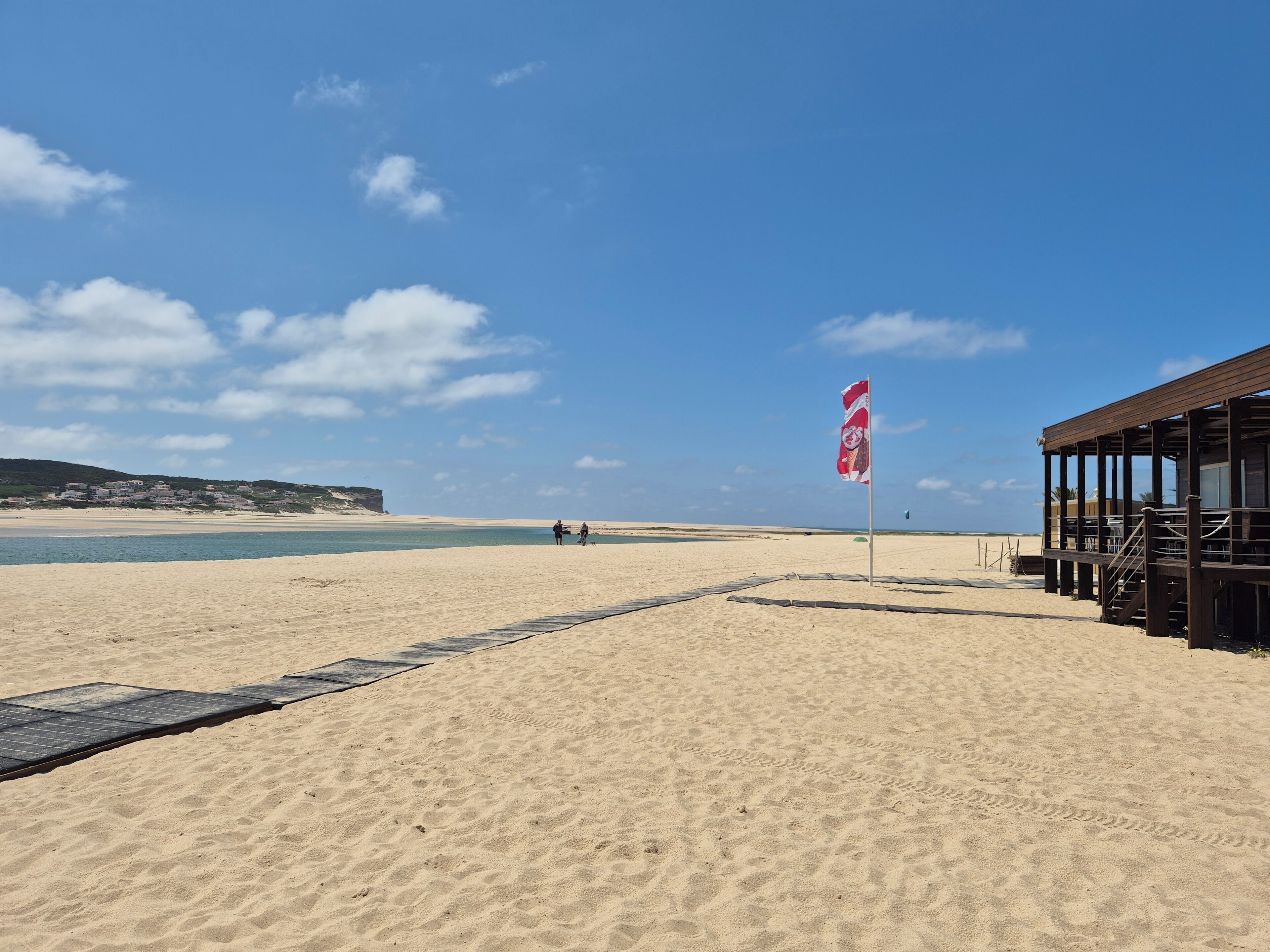 Perto da praia, espreguiçadeiras, toalhas de praia 