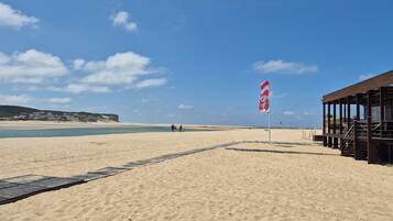 Perto da praia, espreguiçadeiras, toalhas de praia
