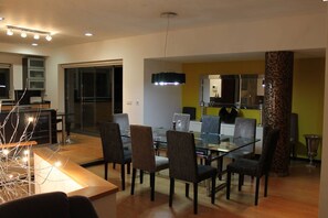 Dining - Villa with stunning lagoon views and pool (Foz do Arelho)