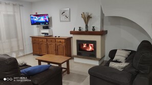 Smart TV, fireplace