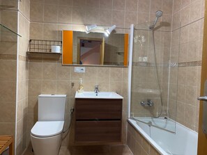 Ensemble baignoire-douche, séchoir à cheveux, serviettes fournies, savon