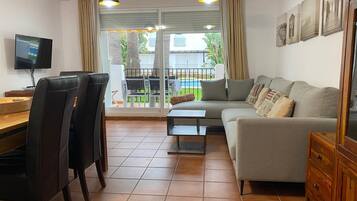 Een televisie en boeken