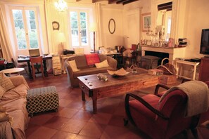 Fernseher, Kamin, Videospiele, DVD-Player